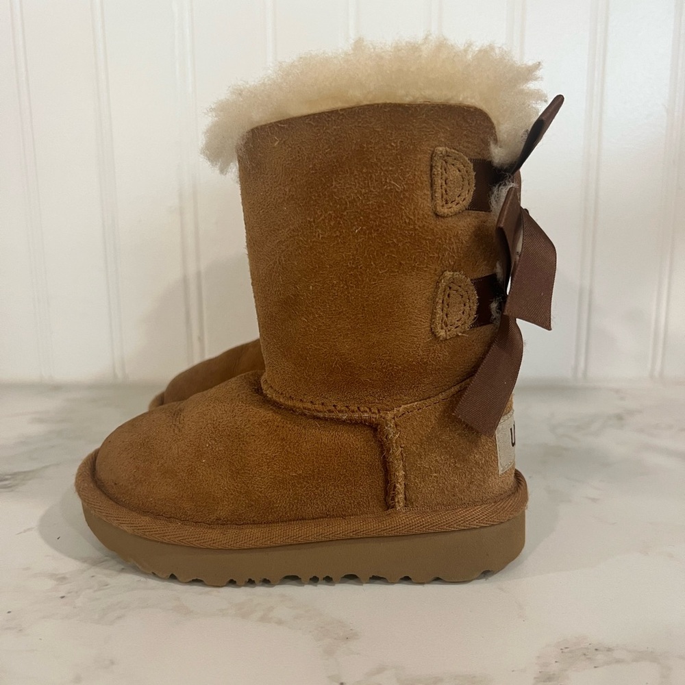 UGG Kid’s Bailey Bow II Water Resistant Genuine Shearling Boot | Size 6